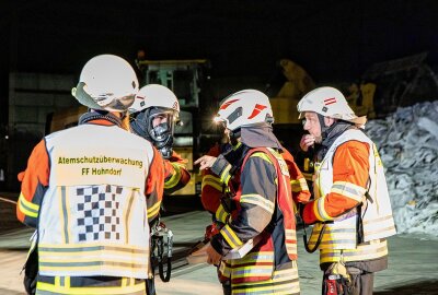 Feuerwehren proben den Ernstfall: Lagerhallenbrand simuliert - Die Kameraden und Kameradinnen der Freiwillige Feuerwehr Oelsnitz im Erzgebirge haben am Montagabend den Ernstfall geprobt. Foto: Andre März