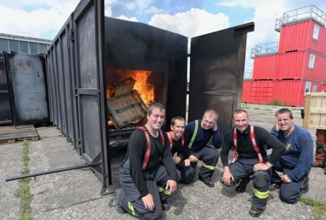 Die Besonderheit der Trainingstage: die Kameraden konnten in einem Heißbrandcontainer realitätsnah trainieren. Foto: Ralf Wendland