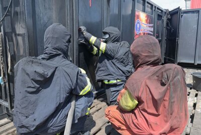 Feuerwehren trainieren gemeinsam - Die Besonderheit der Trainingstage: die Kameraden konnten in einem Heißbrandcontainer realitätsnah trainieren. Foto: Ralf Wendland