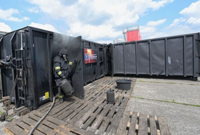 Die Besonderheit der Trainingstage: die Kameraden konnten in einem Heißbrandcontainer realitätsnah trainieren. Foto: Ralf Wendland