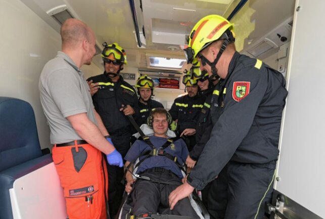 Zum Trainingsprogramm gehörte auch das Retten von Verletzten aus einem PKW mit Unterstützung des Rettungsdienstes. Foto: Ralf Wendland