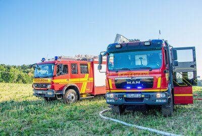 Feuerwehren verhindern größeren Brand: Selbstgebautes Baumhaus steht in Flammen - In Niederwürschnitz kam es zu einem Feuerwehreinsatz. Foto: Alexander Wilhelm