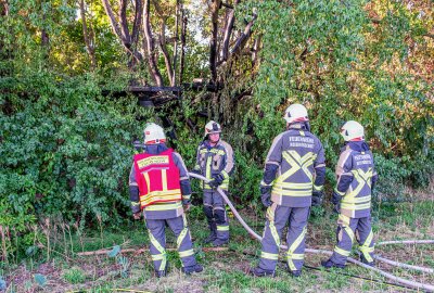 Feuerwehren verhindern größeren Brand: Selbstgebautes Baumhaus steht in Flammen - In Niederwürschnitz kam es zu einem Feuerwehreinsatz. Foto: Alexander Wilhelm