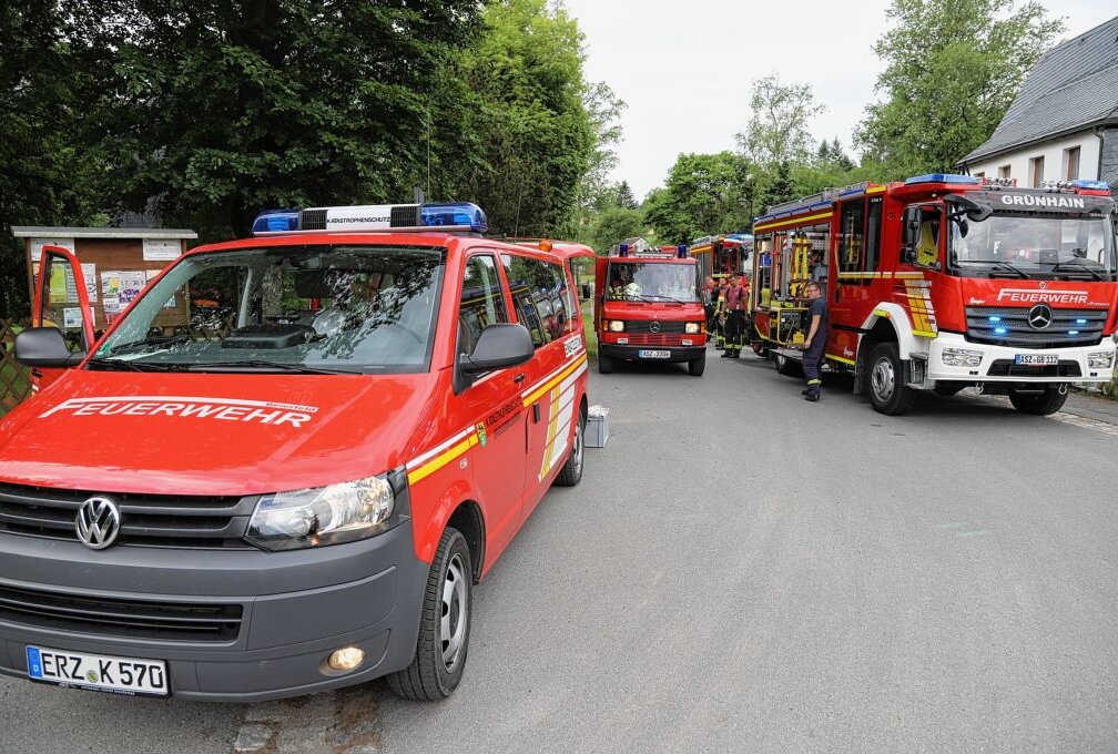 Feuerwehren wegen brennender Waschmaschine in Grünhain im Einsatz - In Grünhain kam es zu einem Brand in einem Wohnhaus. Foto: Niko Mutschmann