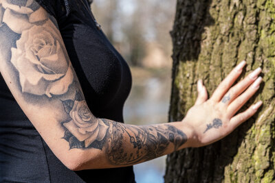 Feuerwehrfrau Cora (19) aus Werdau hat Tattoos als seelische Stütze - "Mein erstes Tattoo habe ich mir 2021 stechen lassen", sagt Cora, als sie über ihre körperliche Kunst spricht.