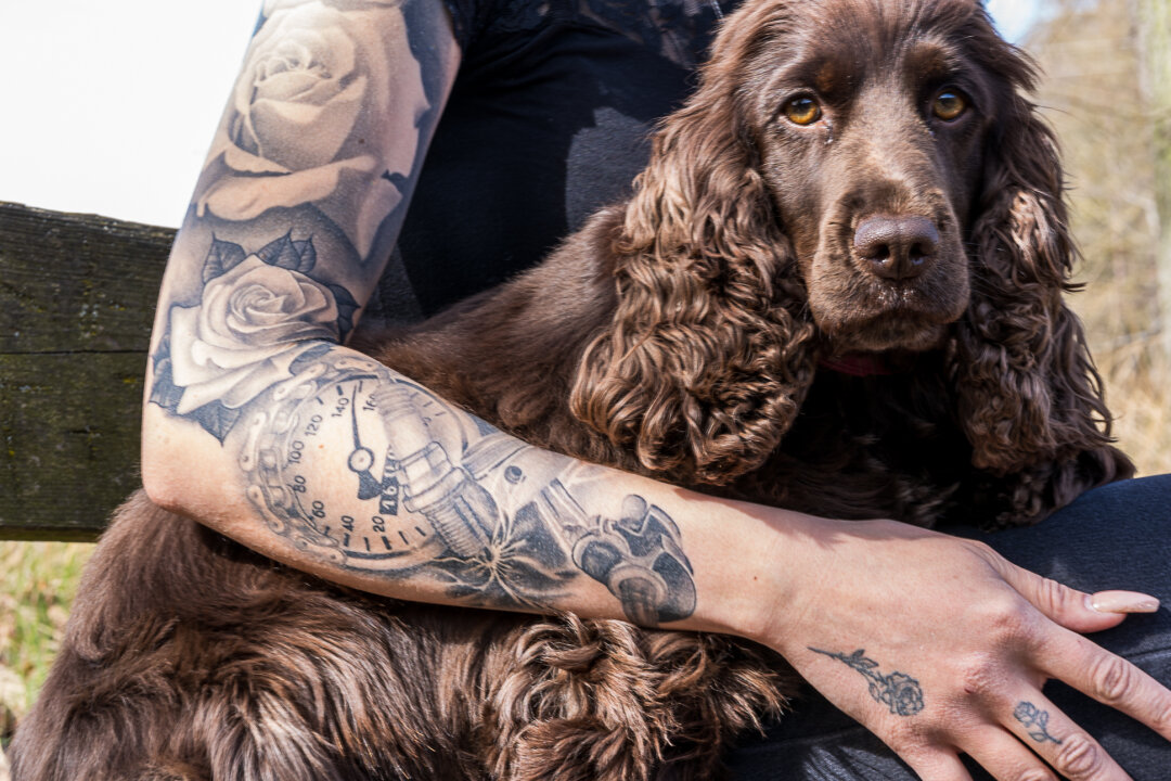 Feuerwehrfrau Cora (19) aus Werdau hat Tattoos als seelische Stütze - Von ihrer Liebe zu ihrem Hund bis hin zur Bewältigung ihrer eigenen gesundheitlichen Herausforderungen - jedes Tattoo ist ein Kapitel in Coras Lebensbuch.