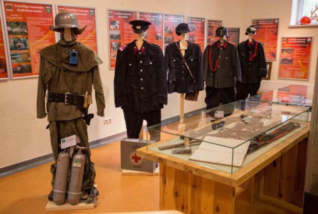 Feuerwehrgeschichte wird in Niederschmiedeberg erlebbar - Ein Blick auf einige historische Uniformen und Einsatzanzüge. Foto: Jan Görner