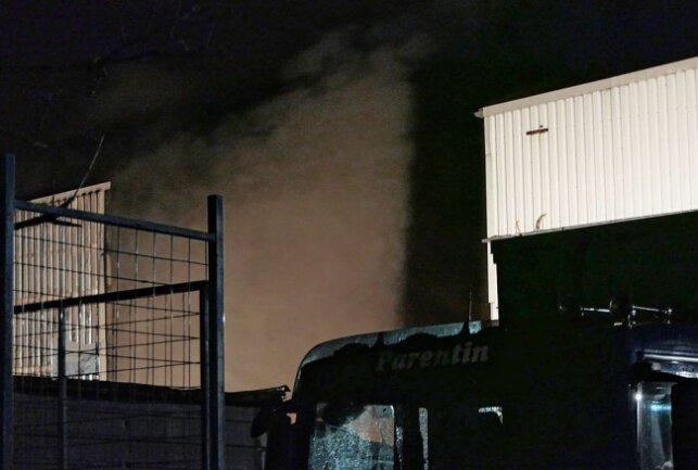 In einer Lagerhalle eines Recyclinghofs ist am Montagabend aus bislang unbekannten Gründen ein Feuer ausgebrochen. Foto: Sören Müller