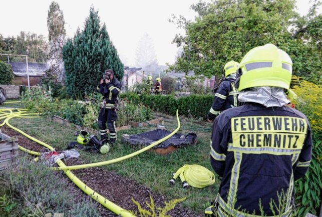 Gestern wurde die Feuerwehr in Chemnitz zur Reichenhainer Straße 250 gerufen. Im Kleingartenverein "Früh Auf e.V." brannte eine Laube. Foto: Harry Haertel