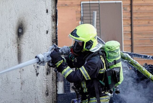 Gestern wurde die Feuerwehr in Chemnitz zur Reichenhainer Straße 250 gerufen. Im Kleingartenverein "Früh Auf e.V." brannte eine Laube. Foto: Harry Haertel