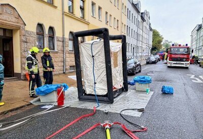 Feuerwehrgroßeinsatz in Chemnitz: Was ist geschehen? - Am Freitag wurde die Feuerwehr in Chemnitz zu einem Gefahrguteinsatz in die Bernhardtstraße gerufen. Foto: Harry Härtel