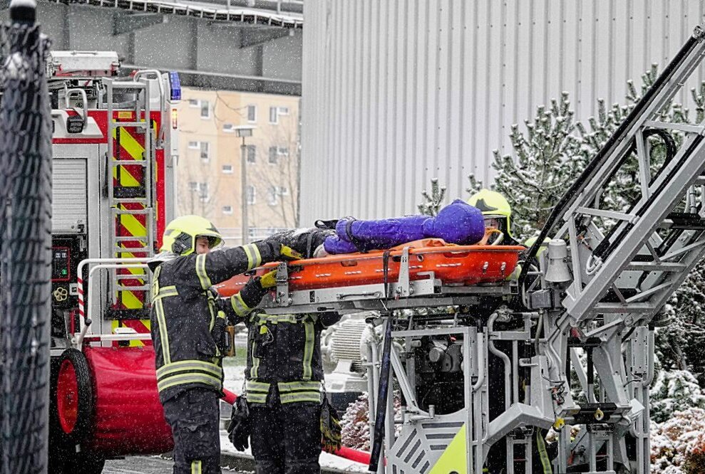 Feuerwehrgroßeinsatz in Chemnitz: Was ist passiert? - Simulierte Übung mit schwer verletzter Person. Foto: Harry Härtel