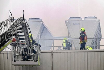 Feuerwehrgroßeinsatz in Chemnitz: Was ist passiert? - Starke Rauchentwicklung auf dem Dach bei simuliertem Brand. Foto: Harry Härtel