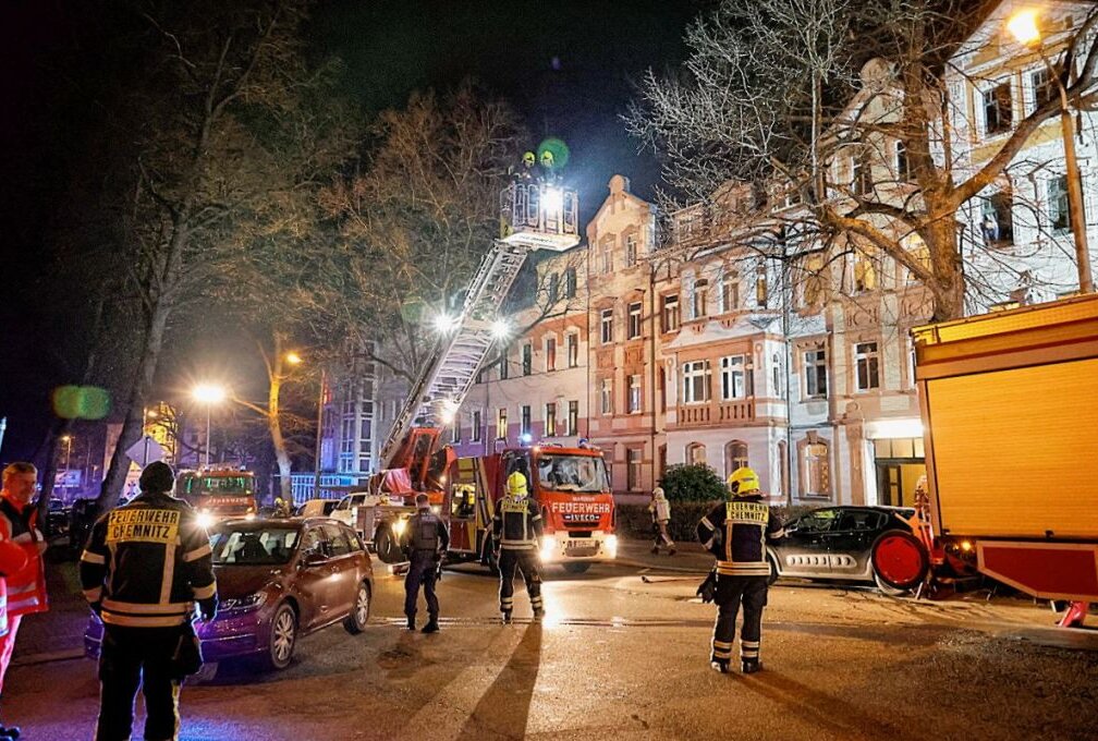 Der Feuerwehreinsatz in der Adelsbergstraße. Foto: Harry Härtel