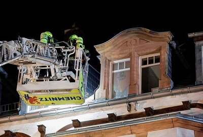 Feuerwehrgroßeinsatz in Gablenz: Bürger greift Rettungskräfte an - Der Feuerwehreinsatz in der Adelsbergstraße. Foto: Harry Härtel