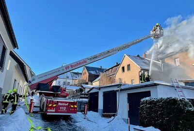 Feuerwehrgroßeinsatz: Oberwiesentaler Mehrfamilienhaus in Vollbrand - Mehrfamilienhaus in Oberwiesenthal in Vollbrand. Foto: Daniel Unger