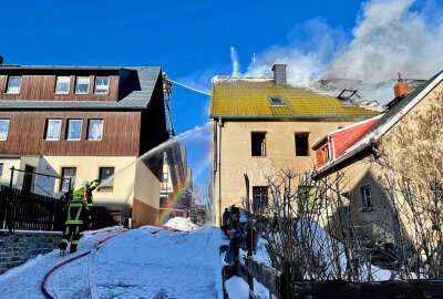 Feuerwehrgroßeinsatz: Oberwiesentaler Mehrfamilienhaus in Vollbrand - Mehrfamilienhaus in Oberwiesenthal in Vollbrand. Foto: Daniel Unger