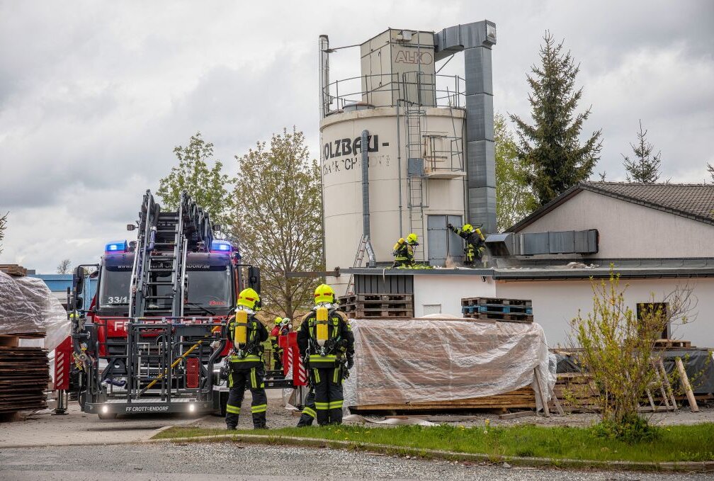 Ein aufwändiger Brandeinsatz stand den Kameraden aus Crottendorf. Foto: B&S/Bernd März