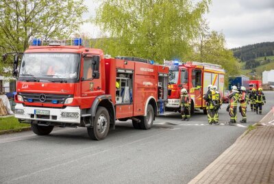 Feuerwehrgroßeinsatz: Schwelbrand in Crottendorfer Drechslerei - Ein aufwändiger Brandeinsatz stand den Kameraden aus Crottendorf. Foto: B&S/Bernd März