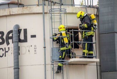 Feuerwehrgroßeinsatz: Schwelbrand in Crottendorfer Drechslerei - Ein aufwändiger Brandeinsatz stand den Kameraden aus Crottendorf. Foto: B&S/Bernd März