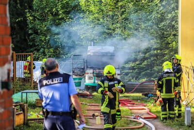Feuerwehrgroßeinsatz: Wohnmobil steht im Erzgebirge in Flammen - Wohnmobil in Vollbrand in Eibenstock/Wolfsgrün. Foto: Niko Mutschmann