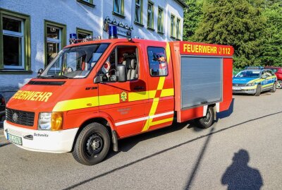 Feuerwehrgroßeinsatz: Wohnmobil steht im Erzgebirge in Flammen - Wohnmobil in Vollbrand in Eibenstock/Wolfsgrün. Foto: Niko Mutschmann