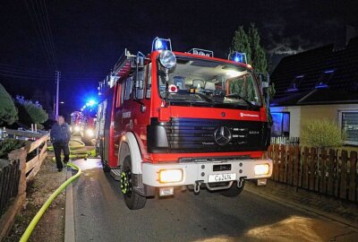 Feuerwehrgroßeinsatz: Zwei Carports und zwei PKW in Brand - Gegen 20 Uhr brannten am Mittwoch Carports und die sich darin befindenden zwei Fahrzeuge. Foto: Jan Haertel