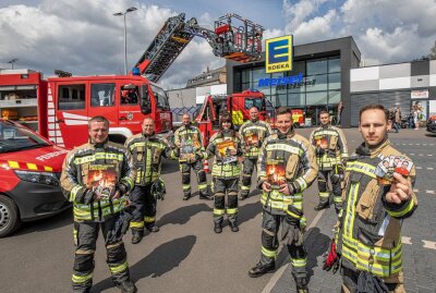 Feuerwehrleute können im Stickeralbum gesammelt werden - Feuerwehrleute aus Hohenstein-Ernstthal, Oberlungwitz und Wüstenbrand beim Start der Aktion. Foto: Markus Pfeifer