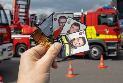 Feuerwehrleute können im Stickeralbum gesammelt werden - Insgesamt 399 der kleinen Sticker können jetzt gesammelt werden. Foto: Markus Pfeifer