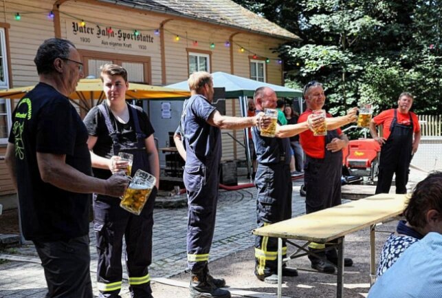 Bierkrugstemmen: Durch das Bierkrugstemmen wurde die Startreihenfolge des Spaßwettkampfes der Feuerwehren ermittelt. Foto: Andrea Funke