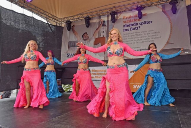 Tanzstudios gaben Kostproben ihrer Arbeit, so die Damen des Showprojektes DanceSmile um Anja Lempe, links, die den orientalischen Tanz bevorzugen. Foto: Christof Heyden