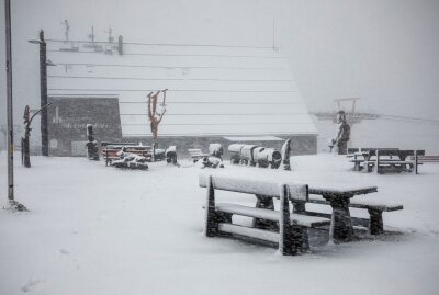 Fichtelberg in weiß: Schneetreiben auf höchstem Berg Sachsens - Winterliche Bilder auf dem Fichtelberg. Foto: B&S/Bernd März