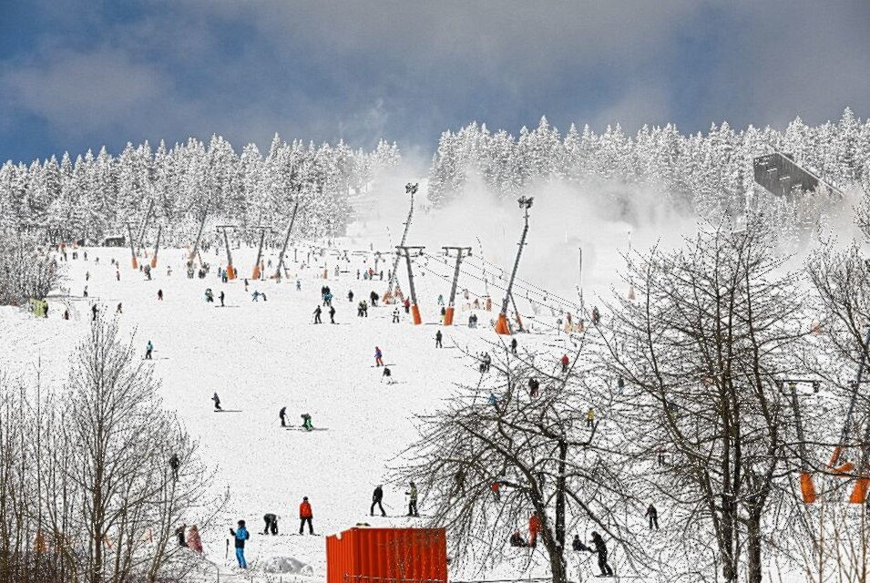 Fichtelberg lockt mit besten Wintersport-Bedingungen - Impressionen vom Fichtelberg mit Sonne satt am letzten Tag im Februar. Foto: Thomas Fritzsch/PhotoERZ