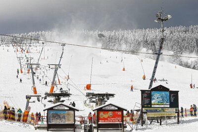 Fichtelberg lockt mit besten Wintersport-Bedingungen - Impressionen vom Fichtelberg mit Sonne satt am letzten Tag im Februar. Foto: Thomas Fritzsch/PhotoERZ