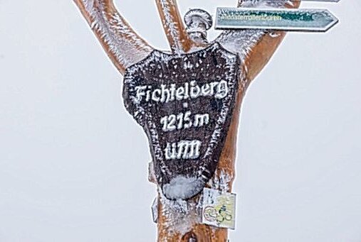 Fichtelberg: Schneefälle bis auf 900 Metern herab - Am Freitagabend setzten in den Hochlagen des Erzgebirges erneut Schneefälle ein. Foto: Bernd März