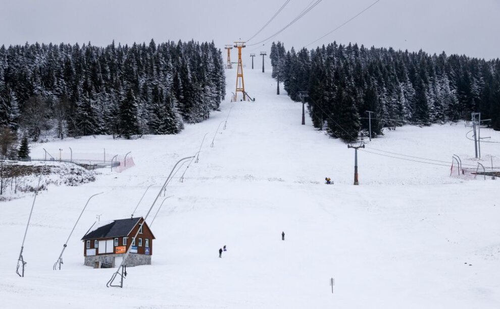 Mitten in der Skisaison ist die Piste am Fichtelberg leer.