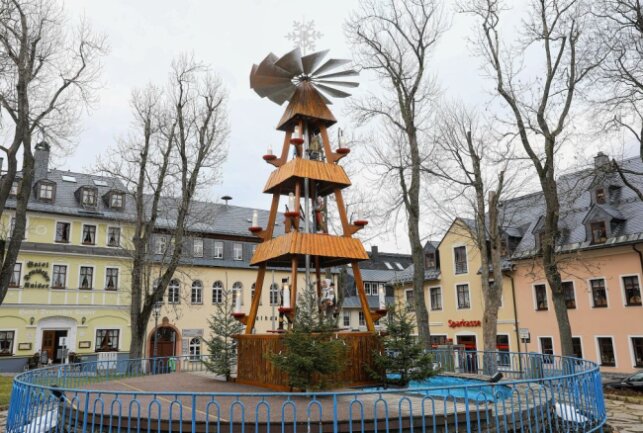 Fichtelberg: Winter lässt noch immer auf sich warten - Die Weihnachtspyramide in Oberwiesenthal ist marode. Foto: Thomas Fritzsch/PhotoERZ