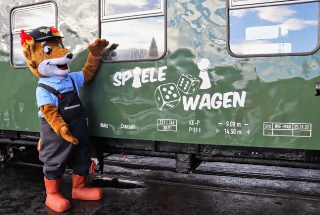 Fichtelbergbahn weiht Sachsens ersten Spielewagen auf schmaler Spur ein - Einweihung des neuen Spielwagens. Fotos: Ilka Ruck