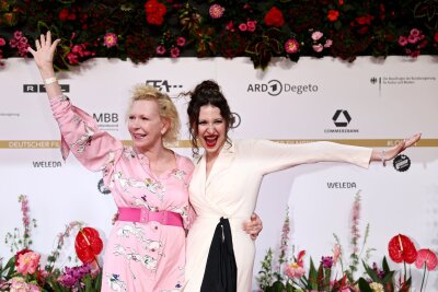Film über das Leben: "Sterben" gewinnt Deutschen Filmpreis - Schauspielerin Sunnyi Melles und ihre Tochter Leonille Wittgenstein mit sichtlich guter Laune vor der Verleihung des Deutschen Filmpreises.