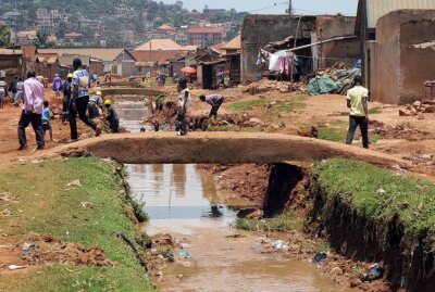 Filmemacher machen sich für Wassertanks und Schulbänke für Kinder in Uganda stark - Sauberes Wasser ist wichtig für die Menschen in Uganda. Foto: Rischer