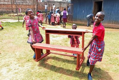 Filmemacher machen sich für Wassertanks und Schulbänke für Kinder in Uganda stark - Freude über die neuen Schulbänke bei den Kindern in Uganda. Foto: Rischer