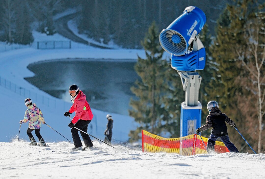 Finanzspritze für Ganzjahres-Tourismus in Schöneck - Die Skiwelt auf dem Balkon des Vogtlandes ist während der Saison auf Schneekanonen angewiesen. Foto: Thomas Voigt