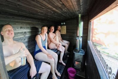 Finnische Sauna-Tournee führt auch durch Augustusburg - Für vier Gäste ist es in der Sauna gemütlich - der Rekord liegt aber bei 15 Personen. Foto: Andreas Bauer