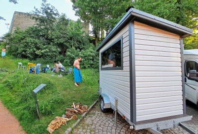 Finnische Sauna-Tournee führt auch durch Augustusburg - Die mobile Sauna war im Garten am Lehngericht aufgestellt worden. Foto: Andreas Bauer