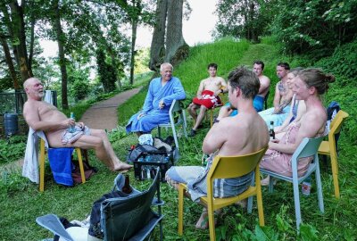 Finnische Sauna-Tournee führt auch durch Augustusburg - Auf der Wiese dahinter war Entspannen angesagt. Foto: Andreas Bauer