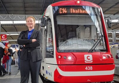 "First Lady" der City-Bahn: Unternehmen sucht Auszubildende - Johanna Scorl neben einem Citlink (38 m, 700 kW/580 kW), ihrem künftigen Arbeitsplatz. Foto: Picasa