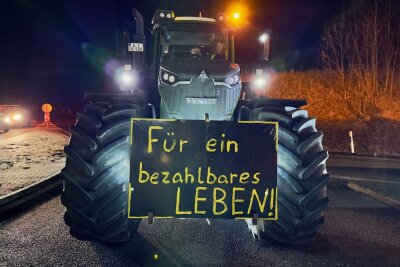Landwirte demonstrieren an der A72-Auffahrt Hartenstein für bessere Bedingungen und Erhalt der Subventionen.