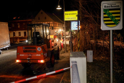 In Bärenstein haben Bauern mit Flatterband den Grenzübergang abgesperrt. Foto: Bernd März