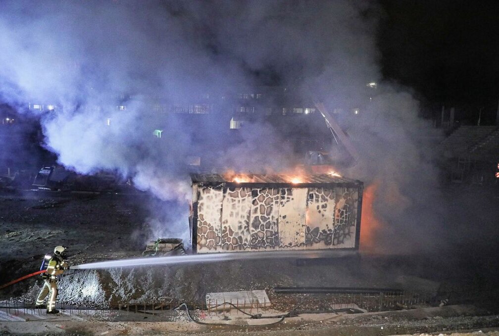 Flammen im Heinz-Steyer-Stadion: Baucontainer ausgebrannt - Im Heinz-Steyer-Stadion brannte diese Nacht ein Baucontainer. Foto: Roland Halkasch