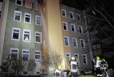 Flammen schlagen aus Chemnitzer Wohnung - Am Mittwochabend kam es zu einem Wohnungsbrand auf dem Sonnenberg in Chemnitz. Foto: Jan Härtel